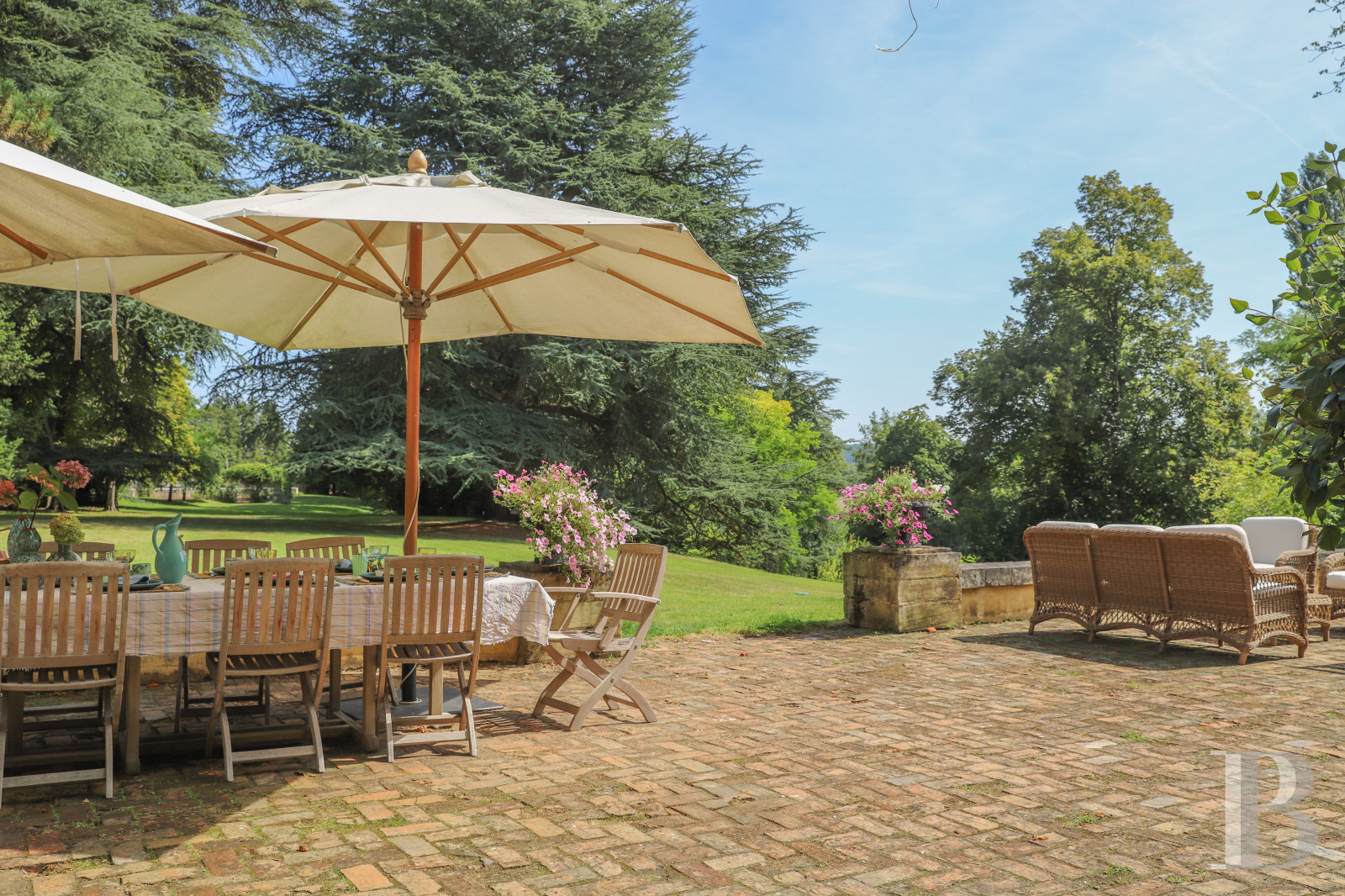 Dans le Perche, au nord-est de Bellême, une maison des 18e et 19e siècle au milieu de grands arbres  - photo  n°43